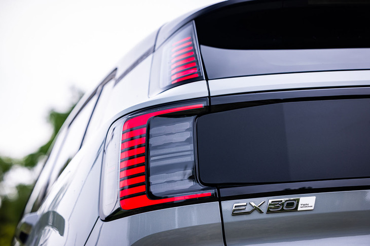 日本に導入される「EX30クロスカントリー」は、前後2基のモーターで4WDを実現する「ウルトラ ツインモーター パフォーマンス」グレードの1モデル。車両本体価格は649万円。