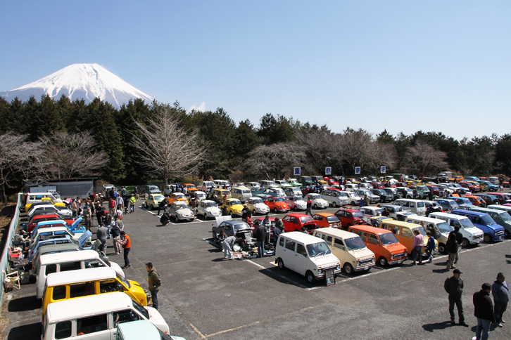 快晴に恵まれ、富士山がくっきりと映える会場に180台の360cc（サンロク／サブロク）軽が集まった。
