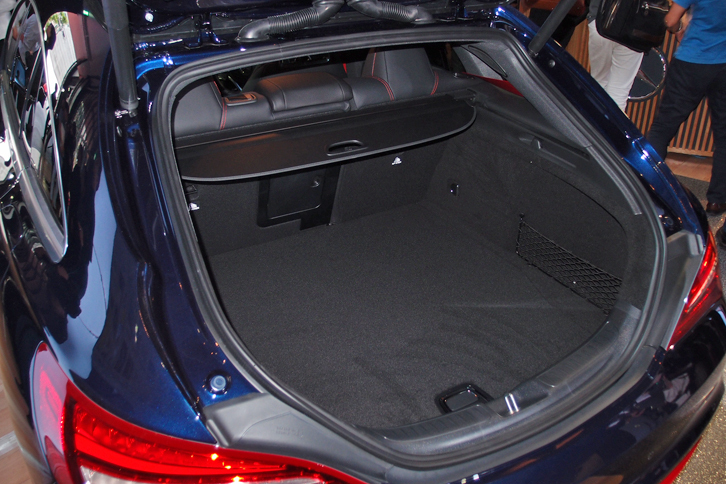 「CLA250シュポルト 4MATIC シューティングブレーク」の荷室。容量は495～1354リッター。