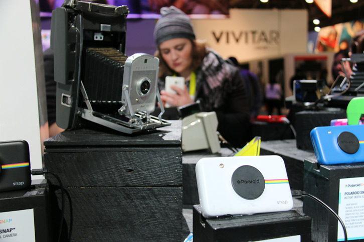 ポラロイド社のプリンター内蔵デジタルカメラ「Snap」（写真手前）。本体価格は99.99ドル。データ全盛時代に、「紙焼き」がウケていたのは、あっぱれであった。