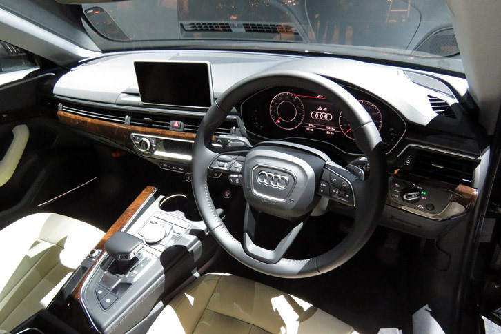 「A4 2.0 TFSI」のインストゥルメントパネルまわり。