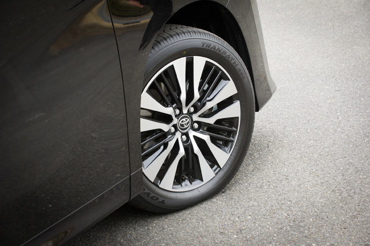 数あるグレードの中でも、切削光輝加工とブラック塗装の18インチアルミホイールが用意されるのは、「ZG」と「Z“Gエディション”」の2グレードのみ。タイヤサイズは235/50R18となっている。