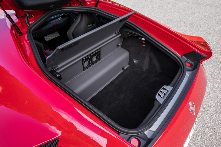 リアハッチを開けると、この手のスーパーカーにしては実用的といえるラゲッジスペースが現れる。開口部が広いので、出し入れもしやすい。