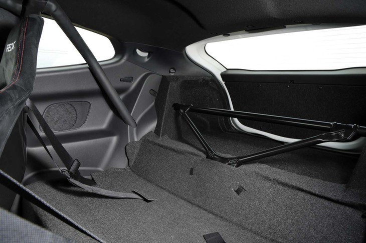 「GRMNヤリス」は2シーター。後席は撤去され、補強のブレースが装着されている。