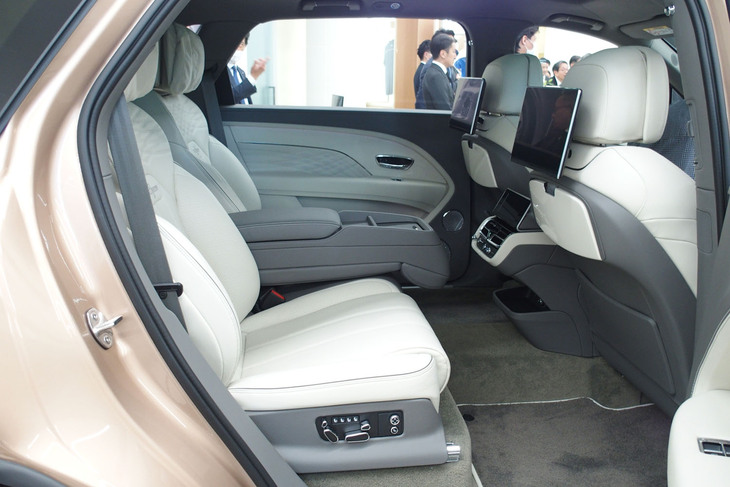 ベントレー・ベンテイガEWBアズール（リアシート）