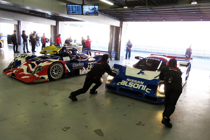 スタッフに押されてピットレーンへと出て行く「日産R92CP」。