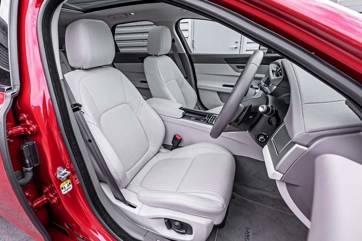 販売車両では、ライトオイスターと呼ばれるオフホワイト系のグレインレザーシート表皮が選ばれていた。