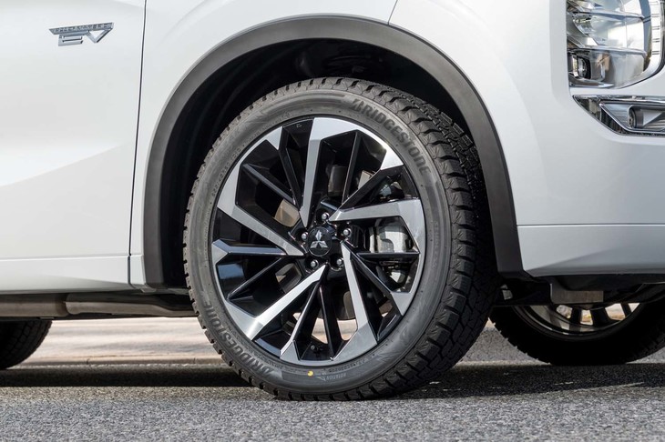 エントリーグレード「M」以外では20インチのタイヤ＆ホイールが標準。今回の試乗車は最上級グレード「P」で、ブリヂストンのスタッドレスタイヤ「ブリザックDM-V3」を履いていた。