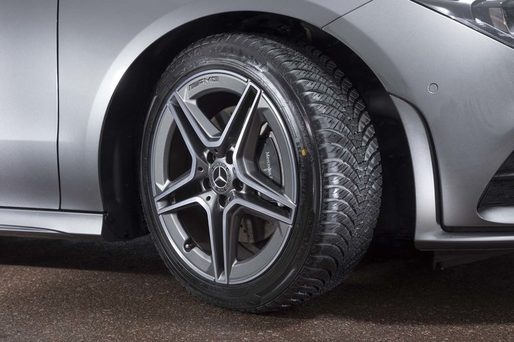タイヤサイズは155/70R13から225/45R18（写真）までの全21種類をラインナップする。