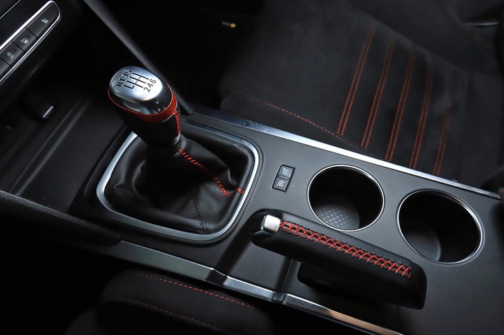 日本で販売される「メガーヌR.S.カップ」のトランスミッションはMT限定。フランスではAT（EDC）もラインナップされている。