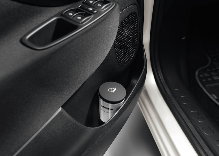 使用済みカップと廃カプセル用のゴミ箱も付属していた。