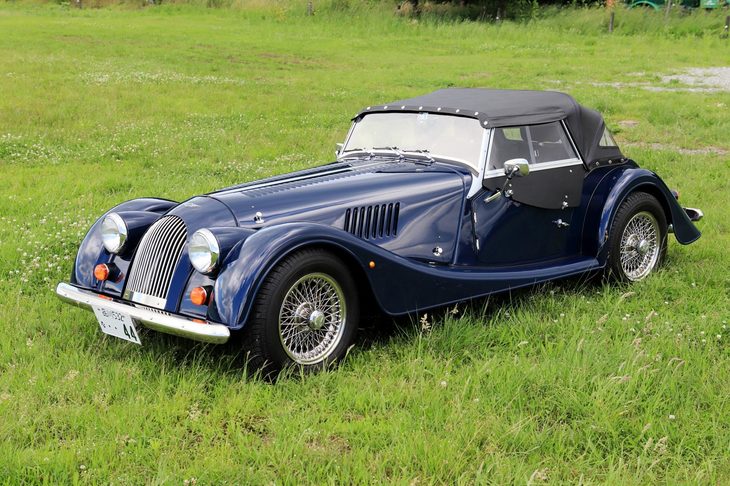 1936年に、モーガン初の四輪車としてデビューした「4/4」。「プラス4」のデビューに伴って1950年に生産が終了となったものの、1955年に今日に通じる丸みを帯びたボディーとともに復活。以降、今日まで連綿と生産が続けられている。