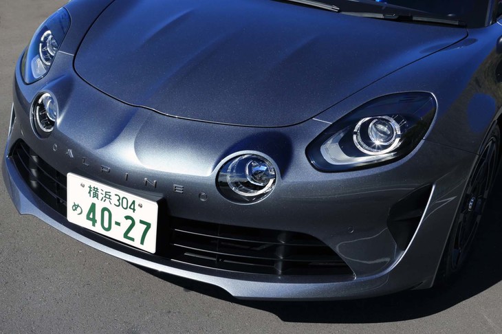 1960年代にデビューしたオリジナル「A110」を思わせるフロントデザイン。独立型の4灯式ヘッドランプが目を引く。