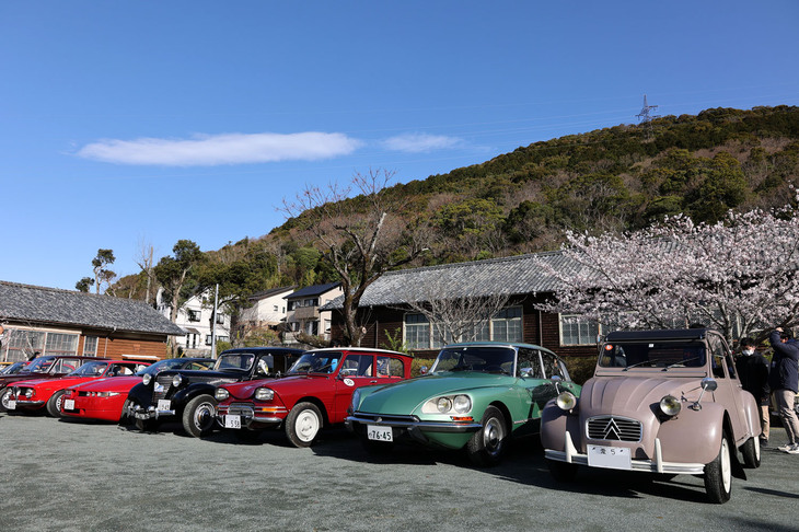 参加車両はメイク、タイプや生産国別にゾーニングされていた。ここは右から「愛 5」のシングルナンバーが付いたシトロエンの「2CV」「DS23」「アミ6」、「トラクシオン アヴァン11BL」、さらに「アルファ・ロメオSZ（ES30）」などのラテン車が並んだ一角。