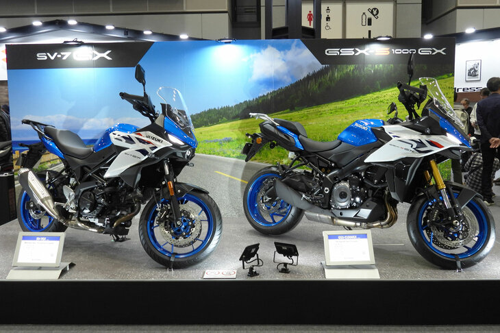 「スズキSV-7GX」（写真向かって左）と「GSX-S1000GX」（同右）。