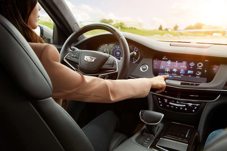 昨今、自動車かいわいでいろいろと物議を醸しているアメリカも、日本やドイツと同じく、いち早くハンズオフ機能が市販車に実装された国だ。GMが「スーパークルーズ」、フォードが「ブルークルーズ」、テスラが「オートパイロット」という名で採用しているが、日本でこれらのハンズオフ機能を体験することは、今のところできない。