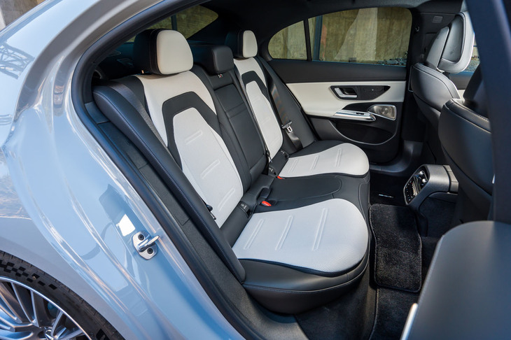 駆動用バッテリーは荷室の床下に搭載されており、後席の空間自体への侵食は皆無。足まわりは多少ハードだが、普通の「Eクラス」と同じように大人2人がきちんと過ごせる。