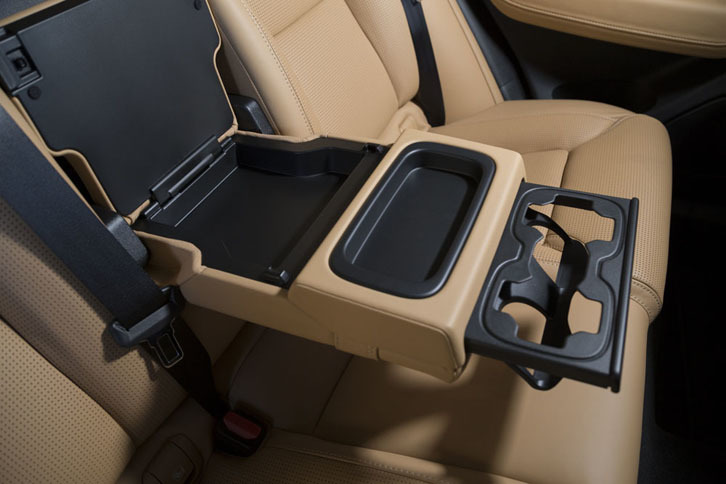 後席中央の背もたれは、左右席のアームレストも兼ねている。