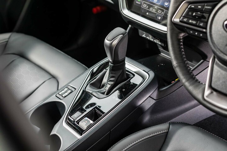 トランスミッションはスバル車ではおなじみのチェーン式CVT「リニアトロニック」。8段の疑似的な有段変速もできる。