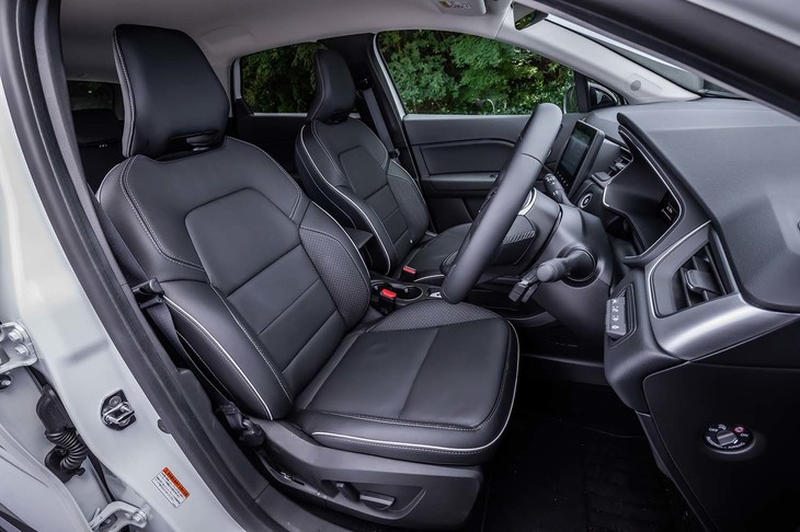 快適性とホールド性を高次元で両立させるフロントシートには、電動調節機構やヒーターが標準装備される。薄型のヘッドレストは、後席からの前方視界に配慮したもの。