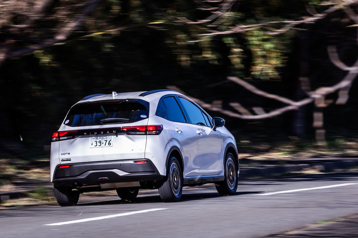 ホイールアーチガーニッシュやサイドシルプロテクター、ルーフモールなどのアイテムで、エクステリアを「ノート」と差異化。タイヤサイズの違いなどにより、最小回転半径が4.9mから5.2mへと拡大している。