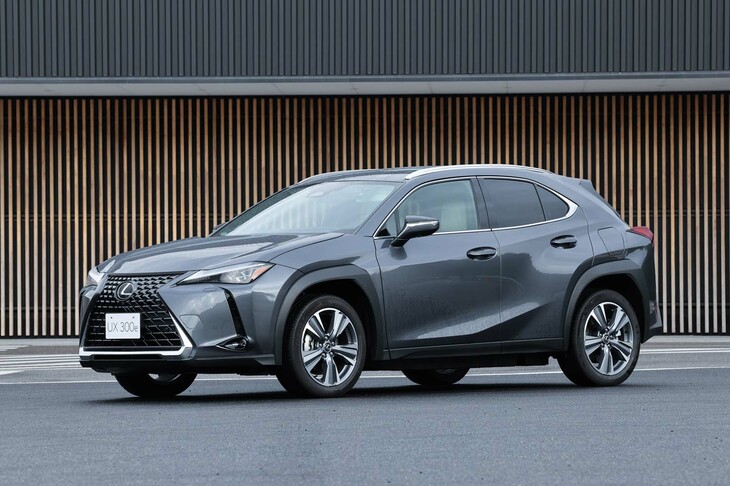 2018年11月のデビュー当初は純粋なガソリンエンジン車もラインナップされていた「UX」だが、最新型はハイブリッドの「UX300h」と電気自動車「UX300e」（写真）の二本立てとなっている。