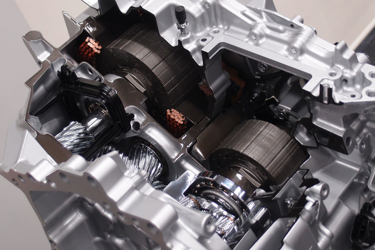新型「ノア／ヴォクシー」に搭載されるハイブリッドトランスアクスル。モーター出力が16％向上したほか、15％の軽量化を実現している。