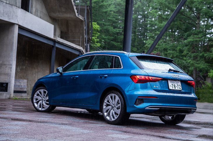 今回試乗した車両の外装色は「アトールブルーメタリック」と呼ばれるもの。これを含め「ファーストエディション」には、全6色のボディーカラーが設定されている。