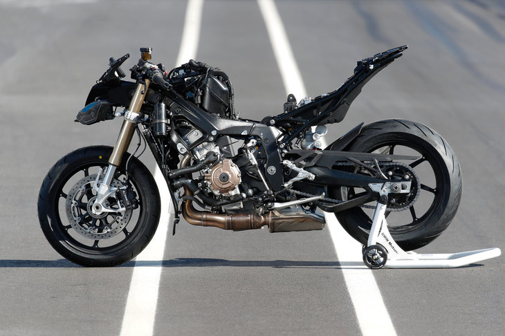 車両骨格はアルミ製メインフレームとトラス状のスイングアームの組み合わせ。メインフレームは従来モデルより約1kg、11.5％の軽量化を実現している。