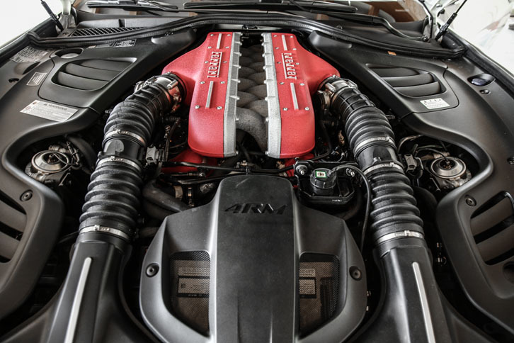 F140型6.3リッターV12自然吸気エンジンは690ps/8000rpmを誇る。最高エンジン回転数は8250rpm。