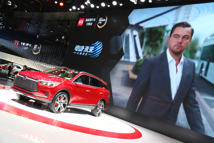 電池のメーカーとして高いシェアを持つBYDの「王朝（ダイナスティ）」。イメージキャラクターは、レオナルド・ディカプリオさまだ！