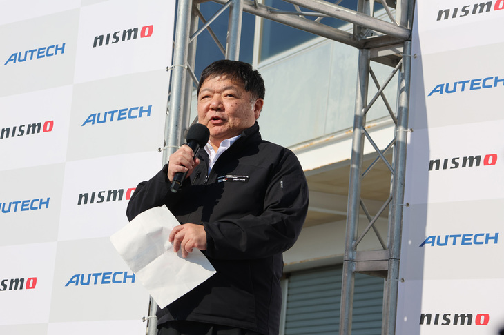開会式で、全国各地より集ったファンを歓迎した日産モータースポーツ＆カスタマイズの真田 裕CEO。その第一声は、「おかえりなさい」という感謝を込めた言葉だった。真田氏は1991年4月に新卒で日産自動車に入社した、生粋の日産っ子。2025年4月に同社の副社長執行役員に就任し、同年6月25日に、前任者である片桐隆夫氏より現職を受け継いだ。ファンの前であいさつするのは、このイベントが初だった。