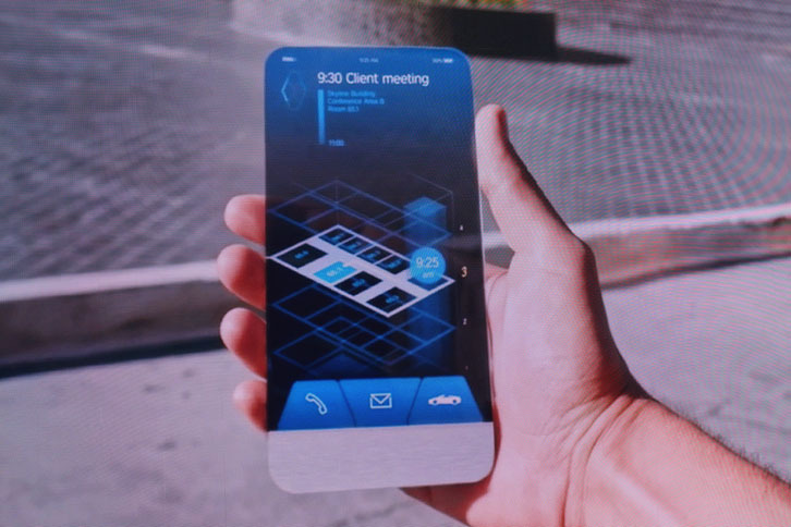同じく映像の一場面。「リモート操作で車両を駐車して、そのわずかな時間にクライアントとのミーティングを済ませることができる」の図。