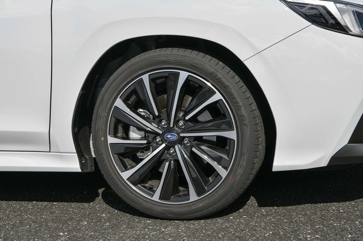 ホイールのサイズは「レヴォーグ」のなかで最も大きな18インチ。試乗車にはヨコハマの「ブルーアースGT」タイヤが組み合わされていた。