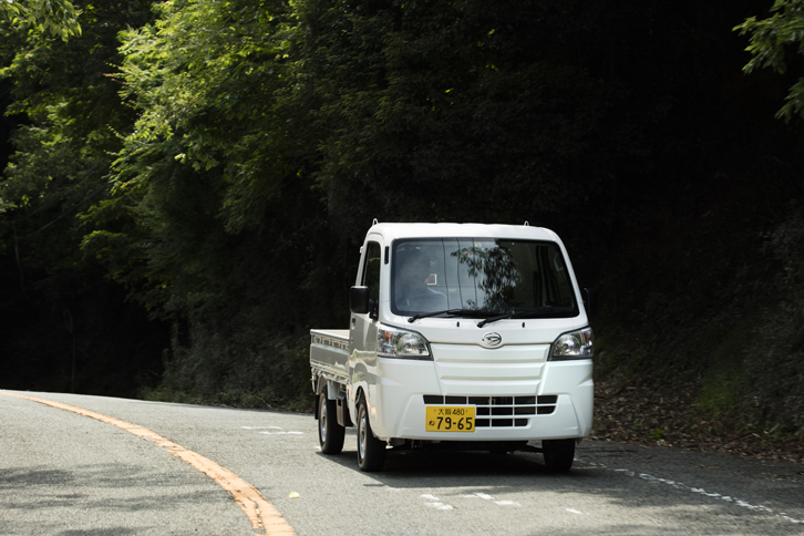 ワインディングロードをトコトコとやってきたのは5MTの「ダイハツ・ハイゼット トラック」。働くクルマにドライビングプレジャーはあるのか!?（photo：菊池貴之）
