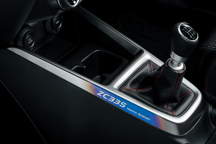 「マフラーが焼けた感じ」の“ヒートグラデーション”が施されたセンターコンソール。「ZC33S Powered by SUZUKI」のロゴが目を引く。写真は6段MT車のもの。