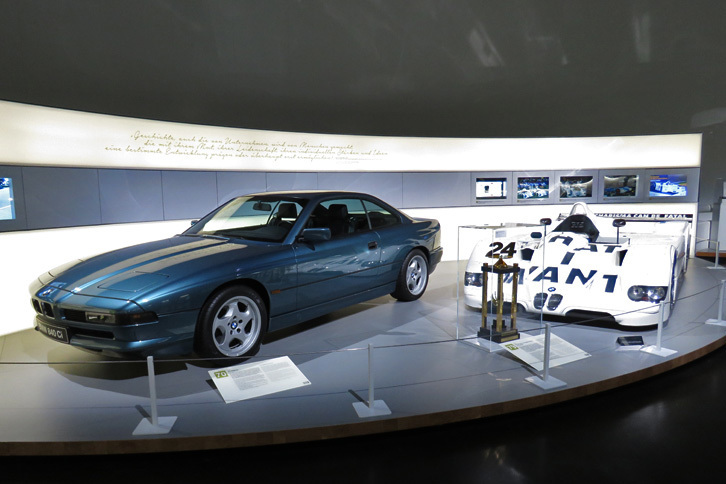 1990年代に販売された最上級クーペ「BMW 8シリーズ」（展示車は「840Ci」）と、1999年のルマン24時間レースで優勝した「BMW V12 LMR」。