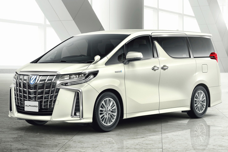 注目車種の一台である「トヨタ・アルファード」。突如として人気が盛り上がった理由としては、公共交通機関を敬遠するユーザーの一部が、大型・多人数乗車モデルを求めたためとの指摘がある。