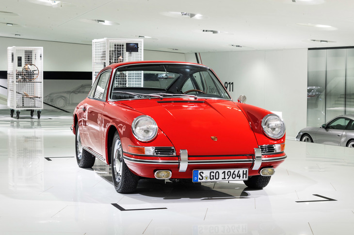 ポルシェミュージアムに収蔵される「901」。「911」と改称される前に生産された本当に最初期のモデルだ。こちらの個体は57番目にラインオフしたもので、3年にわたるレストアを経て2017年に今日の姿となった。
