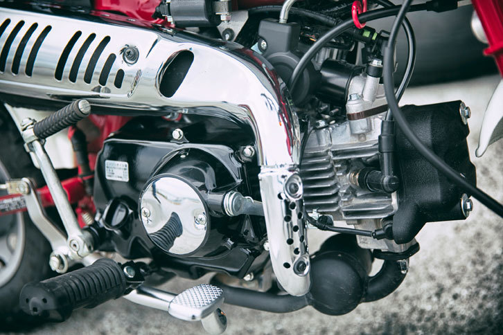 エンジンは49ccの空冷4ストローク 単気筒OHC。ノーマルでは最高出力3.4ps、最大トルク3.4Nmと非力だが、ちまたにはボアアップキットやDOHCヘッドなど、さまざまなチューニングのパーツやノウハウがあふれている。