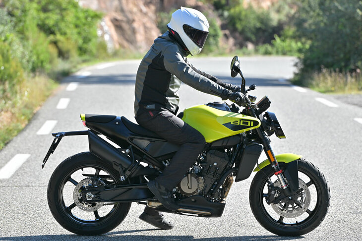 シート高は820mmとなかなかの高さ。それでも従来型の「ヴィットピレン701」より10mm低められている。