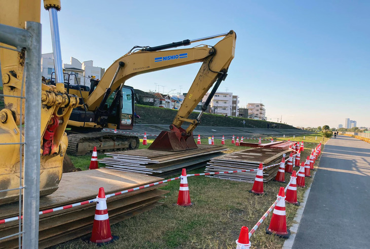 2021年11月、取り壊しとなる観客席の周囲が立ち入り禁止となり、重機も搬入されて解体工事が始まった。