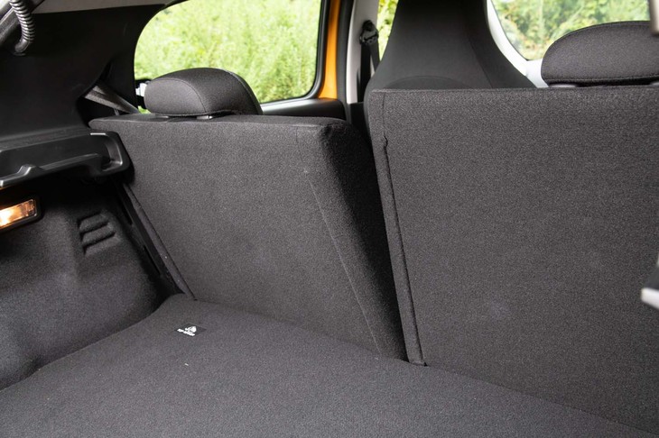 リアシートの背もたれは、立てた状態でも2段階の角度調整ができる。