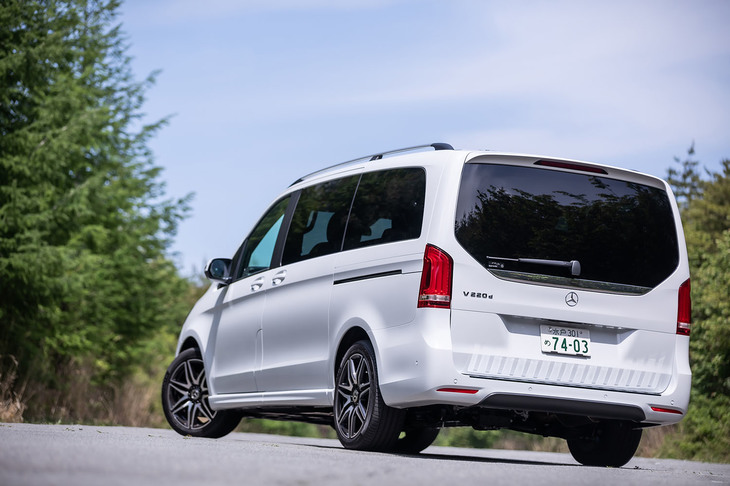 「Vクラス」の外装色は、試乗車の「ロッククリスタルホワイト」を含む全8種類の設定。