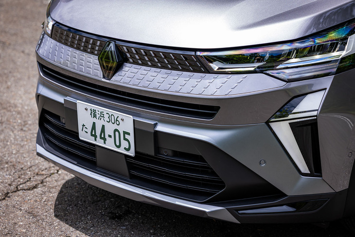 従来型のフロントフェイスを一新し、ルノーのエンブレムを中央に配置した横長のグリルを採用。左右のヘッドランプ間にはブラックに塗られたポリカーボネート製のカバーが備わり、非ペイント部の透明な小窓からボディーカラーが見える凝ったつくりになっている。