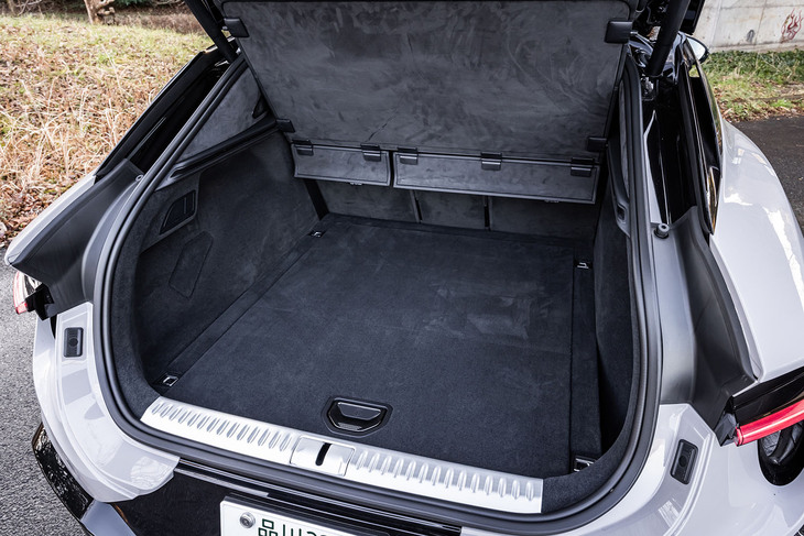 後席使用時の荷室容量は688リッター。後席バックレストをすべて前方に倒せば荷室容量を1532リッターに拡大可能だ。荷物の積み下ろしの際、荷室左側面に備わるスイッチの操作で車高を瞬時に下げることもできる。