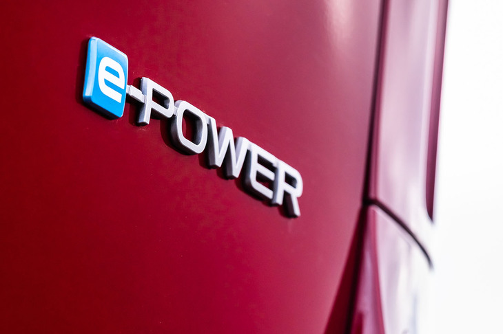 セレナe-POWERルキシオン プロトタイプ（リアの「e-POWER」エンブレム）