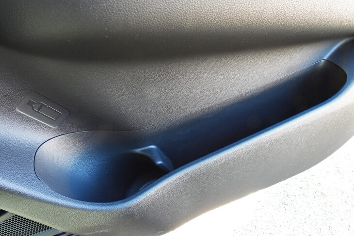 スズキ・スイフト ハイブリッドMZ（フロントドアポケット）