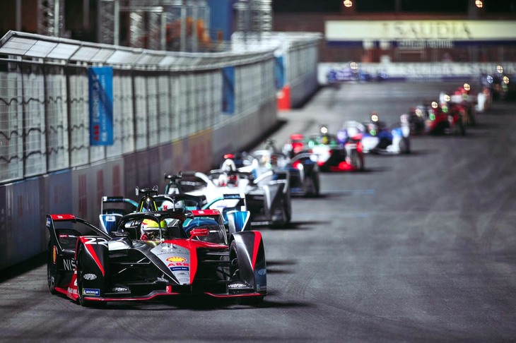 EVによるモータースポーツのトップカテゴリーは、2014年にスタートしたフォーミュラE選手権。7年目となる2020-2021年シーズンからは、正式にFIA公認の世界選手権となった。写真はサウジアラビアでの開幕戦のワンシーン。