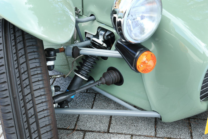 サスペンションはフロントがダブルウイッシュボーン式、リアがリジッド式。ビルシュタイン製のショックアブソーバーが装備される。